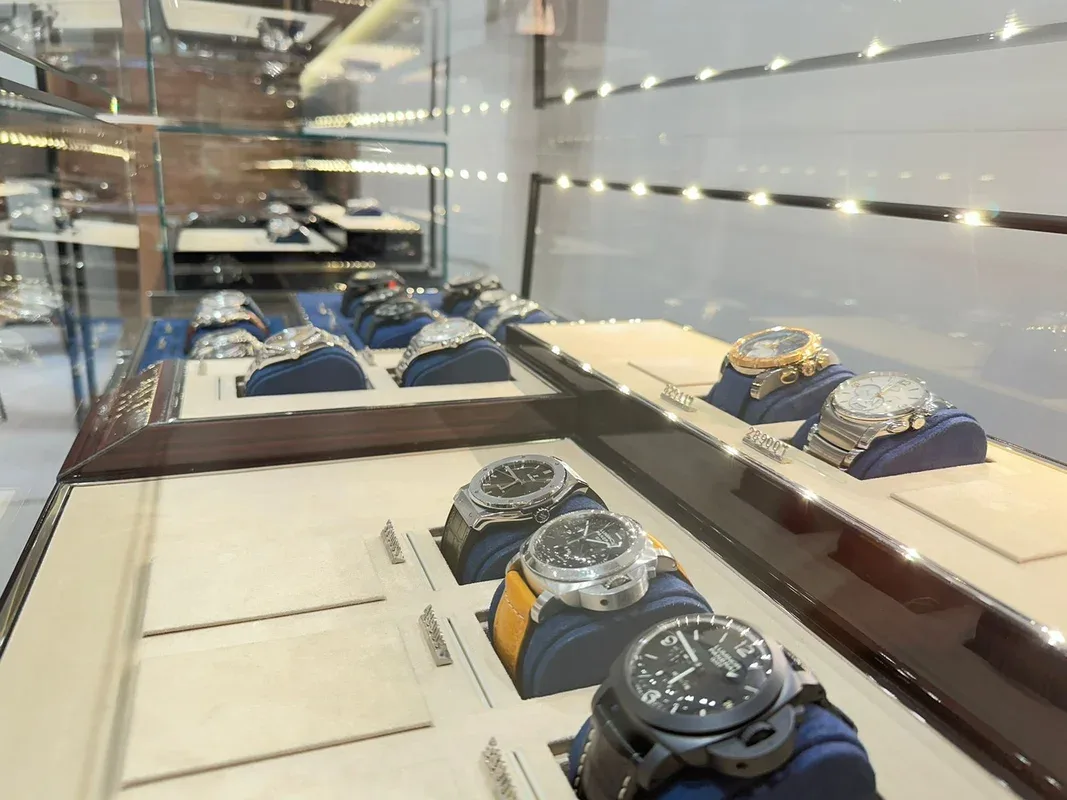 Vitrine de relógios na loja Empire Watches & Jewelry